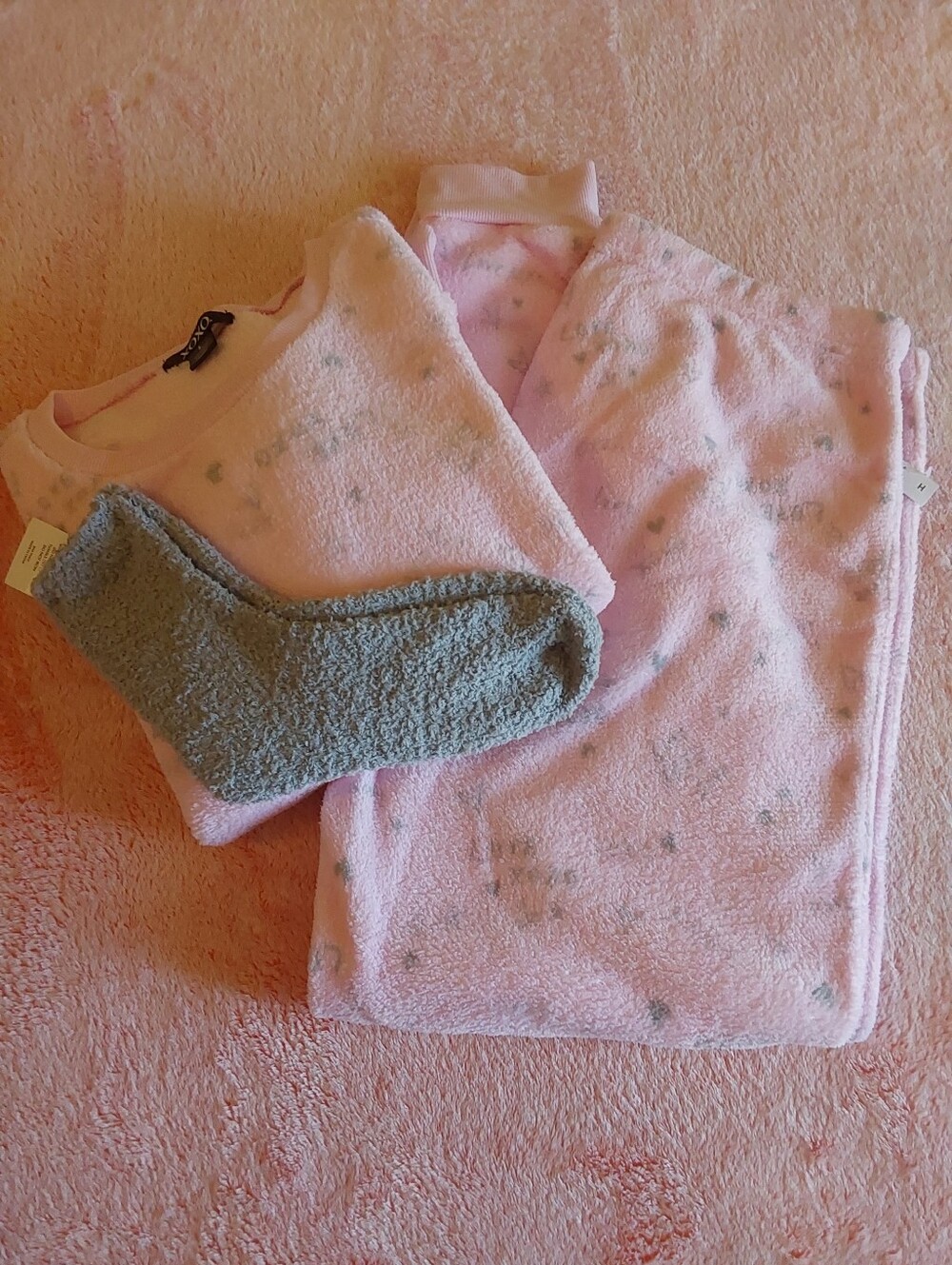 🌺 NWT XOXO Light Pink Plush Heart-Print Pajama Set with Gray Socks